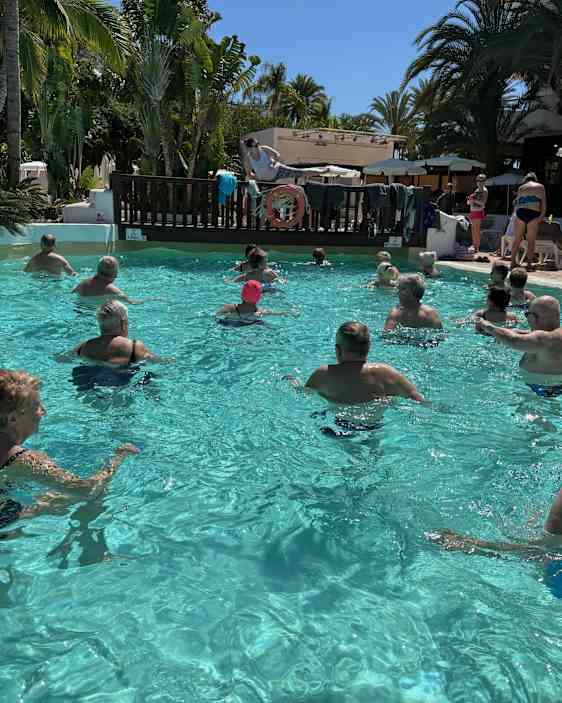 Seuramatkalaiset allasjumpassa