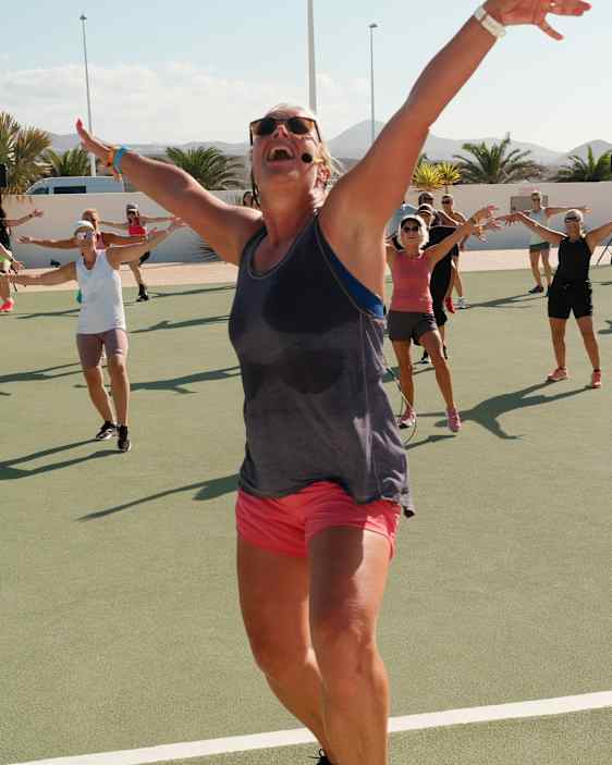 Nainen ohjaamassa tanssituntia