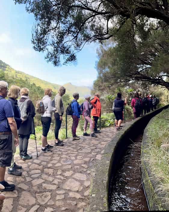 Vaeltajia pysähtyneenä levadan äärelle