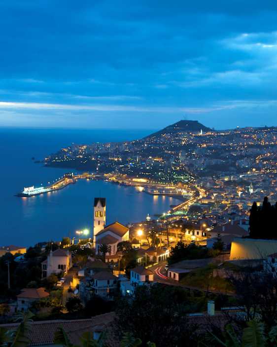 Funchalin kaupugin satama ja keskusta kuvattuna ylhäältä päin auringon laskettua