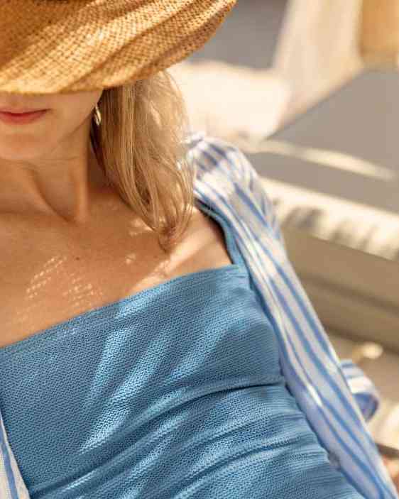 Nainen rantatuolissa