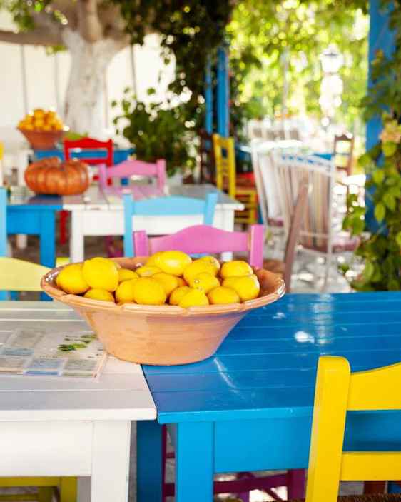 Tavernan värikkäät pöydät ja tuolit