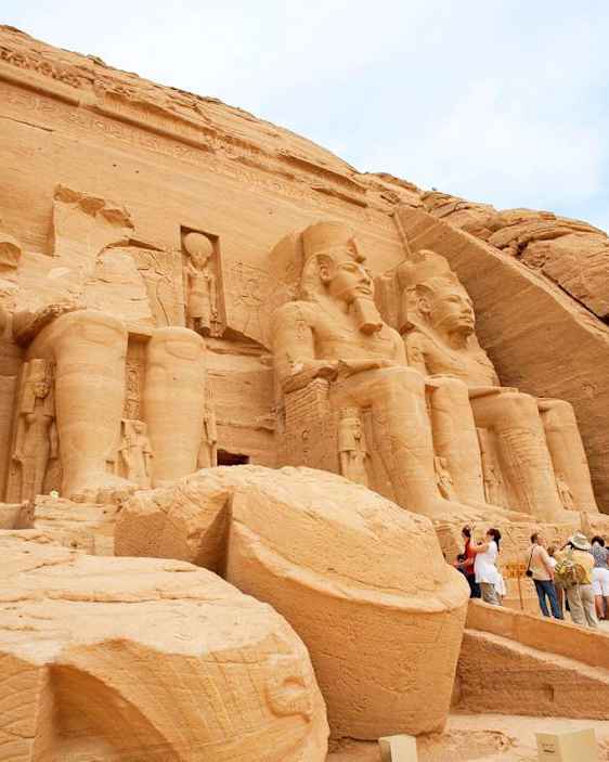 joogaryhmä treenaamassa nurmella