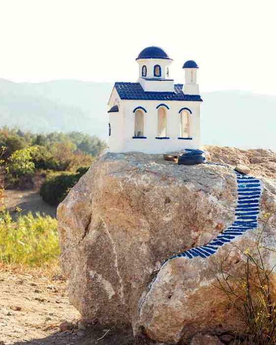 Valkosininen tiekirkko kiven päällä