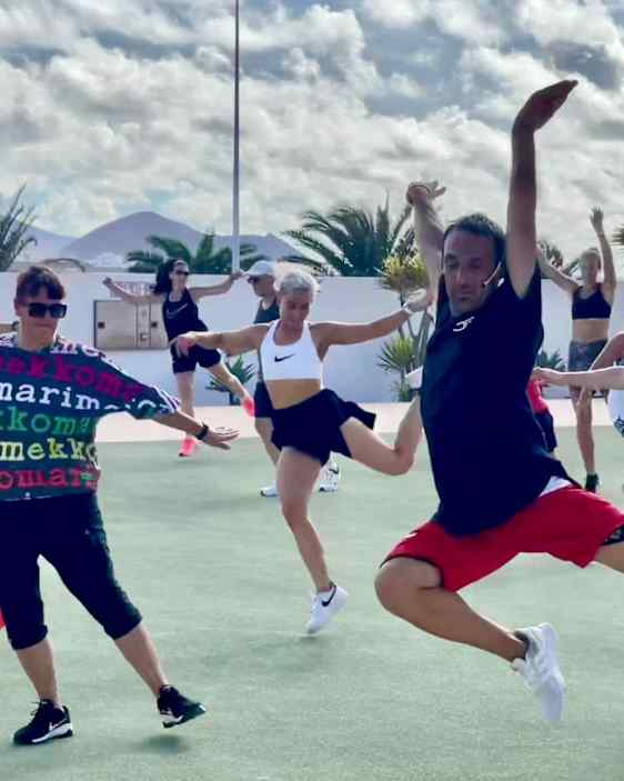 Tanssioita monitoimikentällä