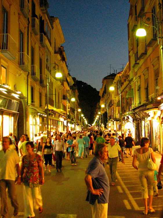 Sorrento herää eloon auringonlaskun jälkeen