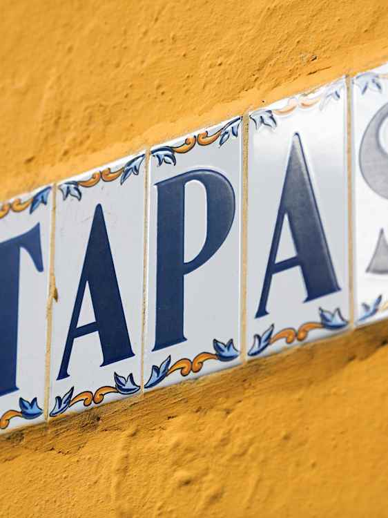Tapas-kyltti ravintolan seinässä