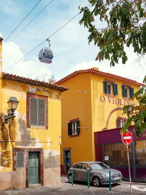 Funchalin taloja ja kaapelihissi kattojen yllä