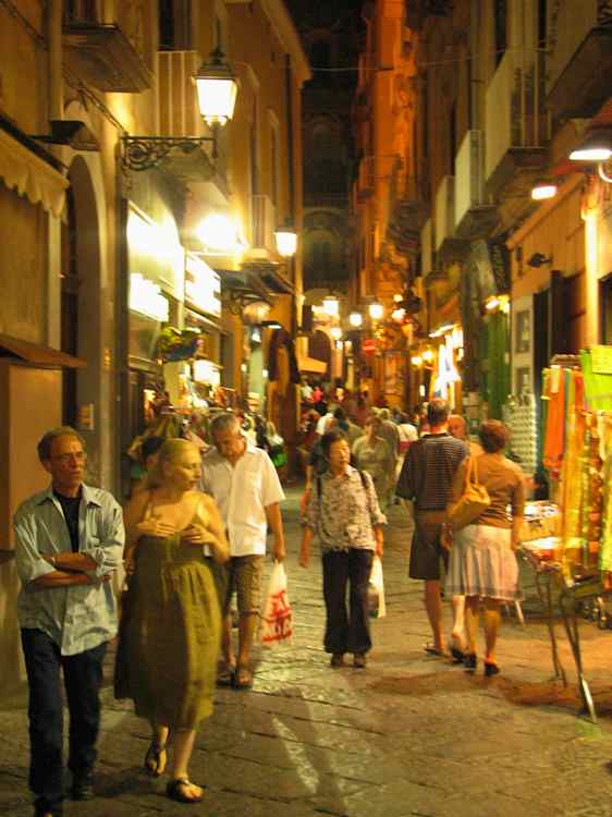 Ihmisvilinää Sorrentossa