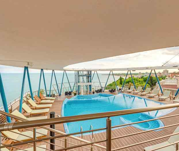 Ulkouima-allas porealtaalla korkealla kannella merinäköalalla. (Tekoälyn luoma teksti)