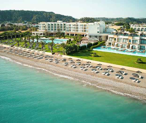 Hotelli, jossa on uima-allasalue rannalla. (Tekoälyn luoma teksti)