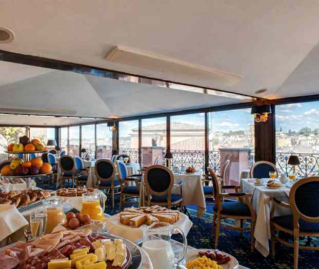 Ravintola, josta on näkymä kaupungin yli ja koristellut pöydät. (Tekoälyn luoma teksti)