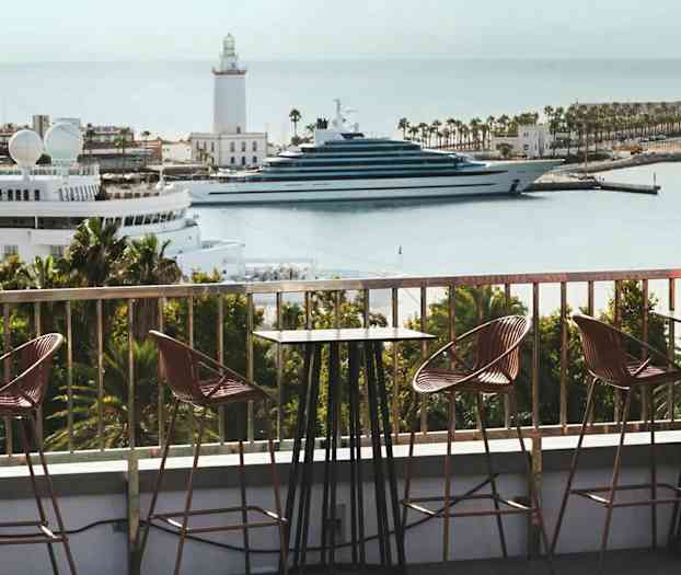 Ulkoterassi, jolta on näkymä venesatamaan ja majakkaan. (Tekoälyn luoma teksti)