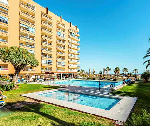 Hotellirakennus, uima-allas ja puutarha. (Tekoälyn luoma teksti)