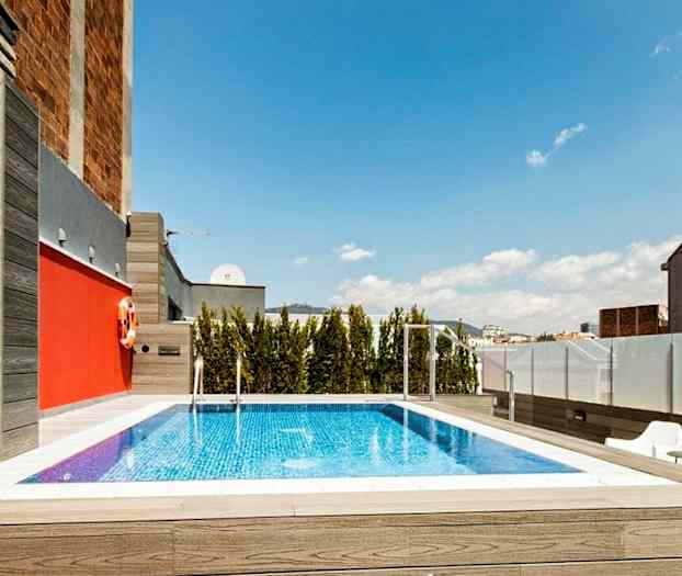 Altaan kattoterassi, jonka taustalla on puita ja rakennuksia. (Tekoälyn luoma teksti)