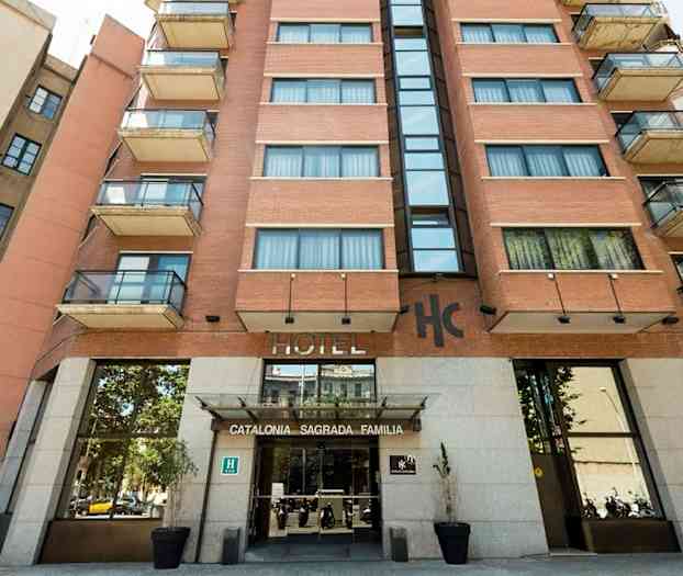 Hotellin julkisivu ja kyltti, jossa lukee "Catalonia Sagrada Familia". (Tekoälyn luoma teksti)