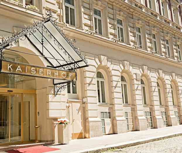 Hotellirakennus, jonka sisäänkäynnillä on kyltti: "Hotel Kaiserhof". (Tekoälyn luoma teksti)