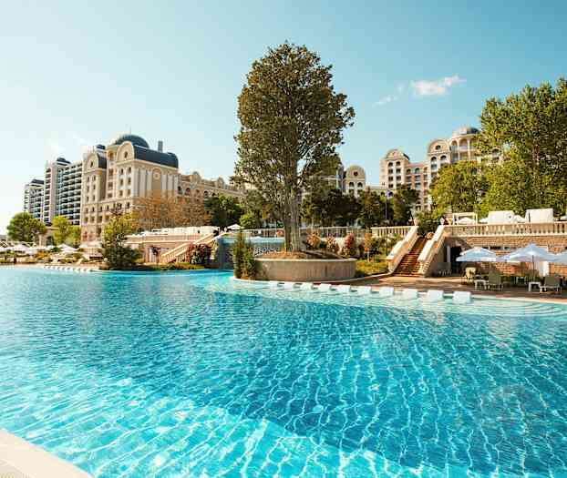 Suuri ulkouima-allas klassisesti suunnitellun hotellin edessä. (Tekoälyn luoma teksti)