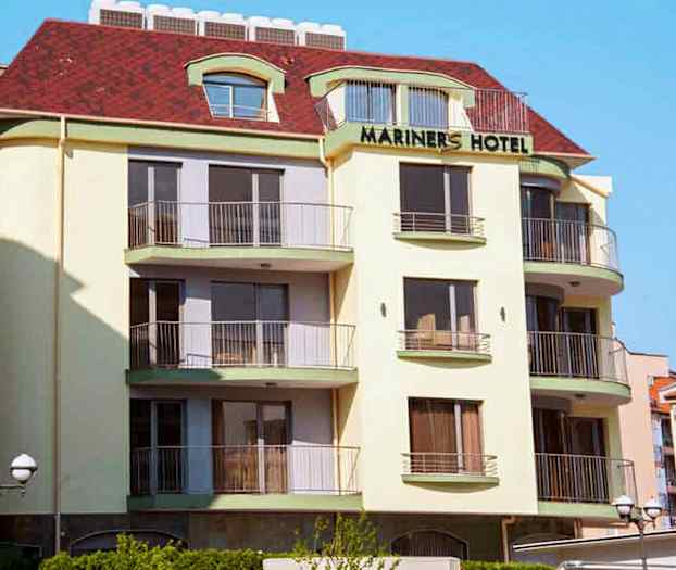 Hotel Mariners -rakennus, jossa on useita kerroksia ja parvekkeita. (Tekoälyn luoma teksti)