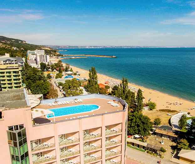 Näkymä rannalle, jossa hotelli ja uima-allas. (Tekoälyn luoma teksti)