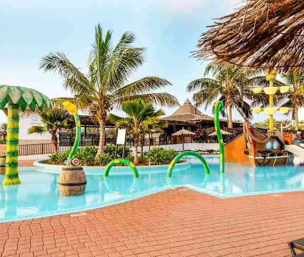 Meliá Dunas Beach Resort & Spa -naapurihotellin lastenallas, jossa on merirosvolaiva – myös Sol Dunas Family Fun -hotellissa asuvien lasten käytettävissä