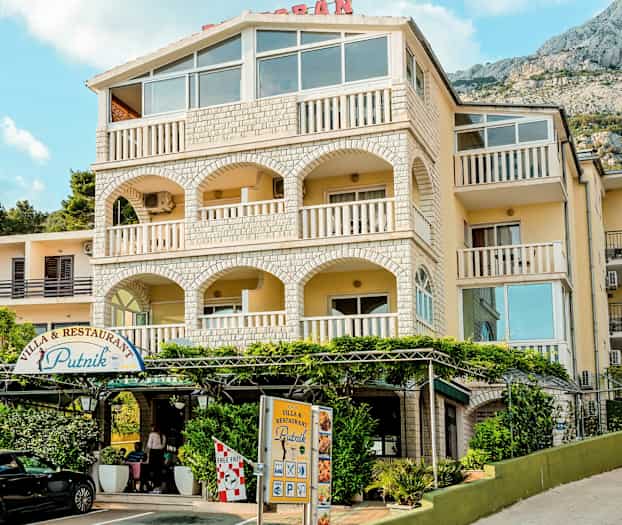 Näkymä rakennuksesta, jonka nimi on Villa & Restaurant Putnik. (Tekoälyn luoma teksti)