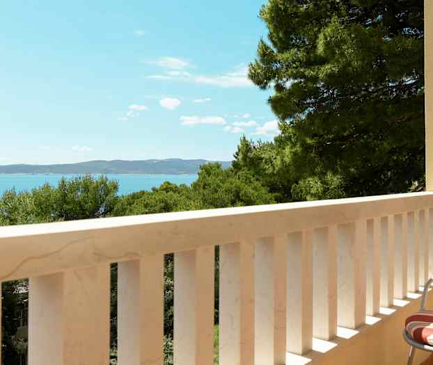 Parveke merinäkymällä ja puilla. (Tekoälyn luoma teksti)