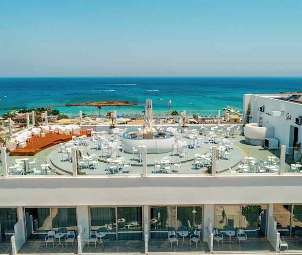 Moderni kattoterassi, jolla on istumapaikkoja ja näkymä merelle. (Tekoälyn luoma teksti)