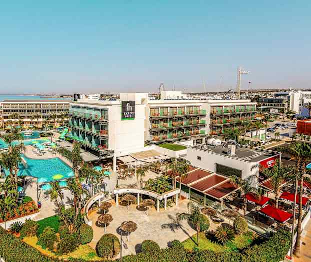 Näkymä hotellialueesta, jossa on uima-altaita ja viheralueita. (Tekoälyn luoma teksti)