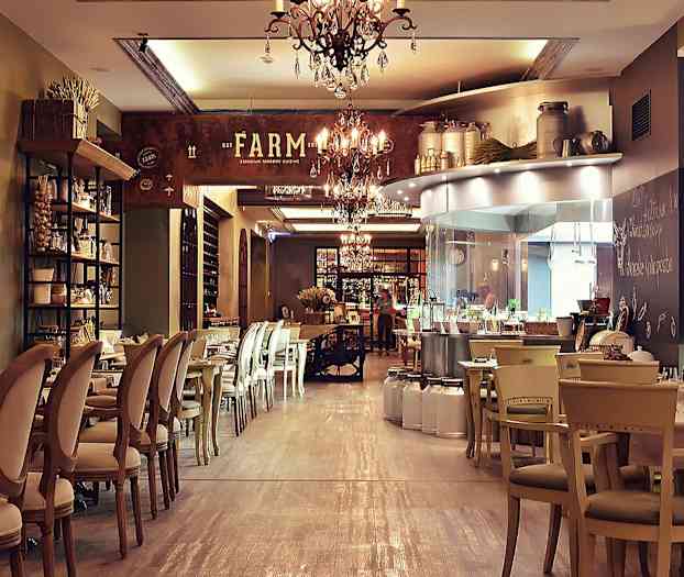 Ravintolasisustus, jossa on tyylikkäitä huonekaluja ja lasiriippuvalaisimia. (Tekoälyn luoma teksti)