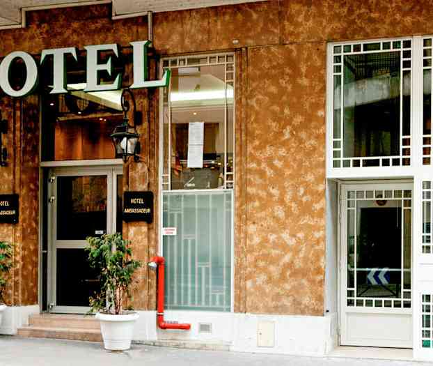 Hotellin julkisivu, jossa kyltti 'Hotel Ambassadeur'. (Tekoälyn luoma teksti)