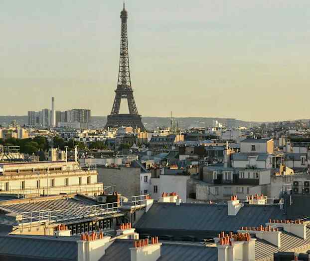 Eiffel-torni Pariisissa ympäröivien rakennusten kanssa etualalla. (Tekoälyn luoma teksti)