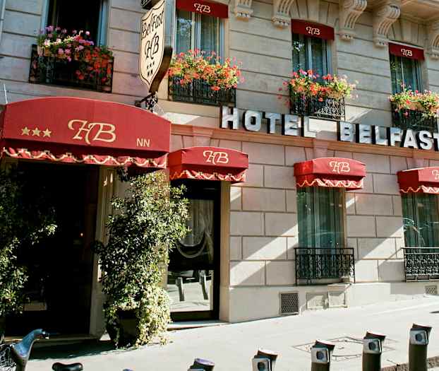 Julkisivu, jossa Hotel Belfastin nimi ja punaiset markiisit. (Tekoälyn luoma teksti)