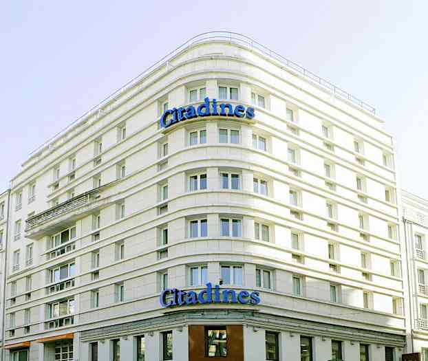 Rakennus, jossa on teksti 'Citadines' julkisivulla. (Tekoälyn luoma teksti)