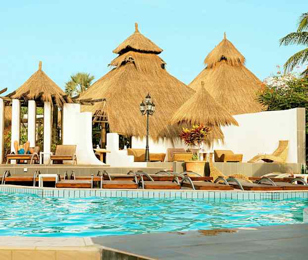 Uima-allasalue olkikattojen ja aurinkotuolien kanssa. (Tekoälyn luoma teksti)