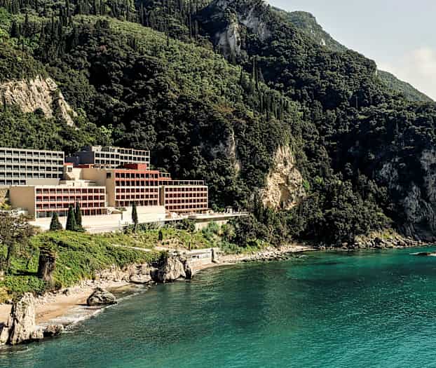 Hotelli sijaitsee karulla rannikolla vehreiden vuorten ympäröimänä. (Tekoälyn luoma teksti)