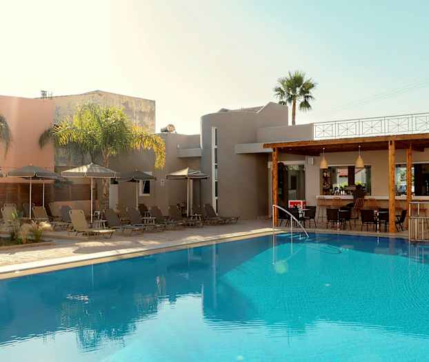 Ulkouima-allas rakennuksen vieressä, jossa aurinkotuoleja ja varjoja sekä baari. (Tekoälyn luoma teksti)