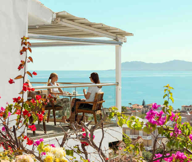 Kaksi henkilöä istuu terassilla ja katselee merelle. (Tekoälyn luoma teksti)