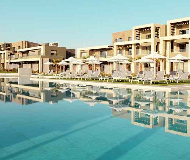 Uima-allas, jossa aurinkotuoleja ja aurinkovarjoja modernin hotellin vieressä. (Tekoälyn luoma teksti)