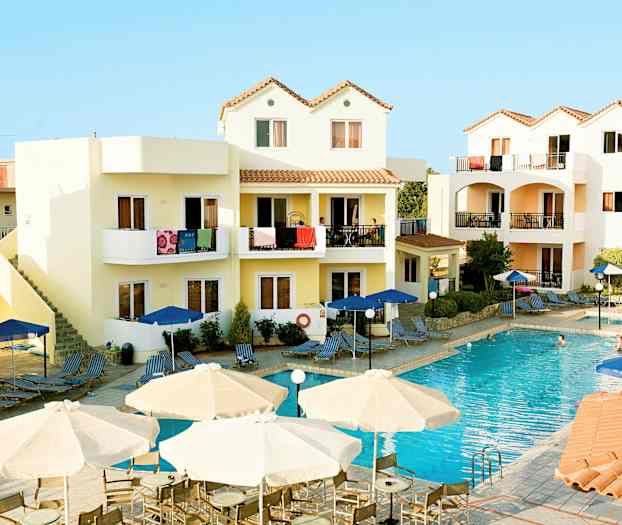 Hotellialue, jossa on uima-allas ja ympäröiviä rakennuksia parvekkeineen. (Tekoälyn luoma teksti)