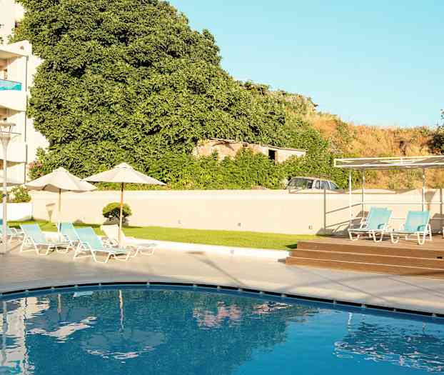 Uima-allas ja aurinkotuoleja hotellimiljöössä. (Tekoälyn luoma teksti)