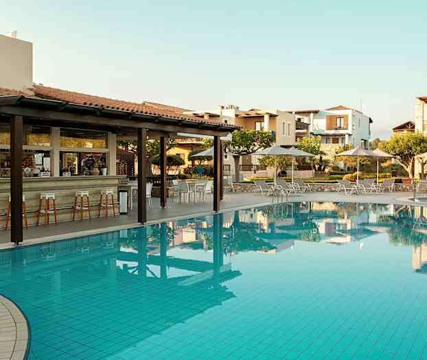 Ulkouima-allas aurinkotuoleilla ja varjoilla sekä baari, jossa korkeat tuolit vieressä. (Tekoälyn luoma teksti)