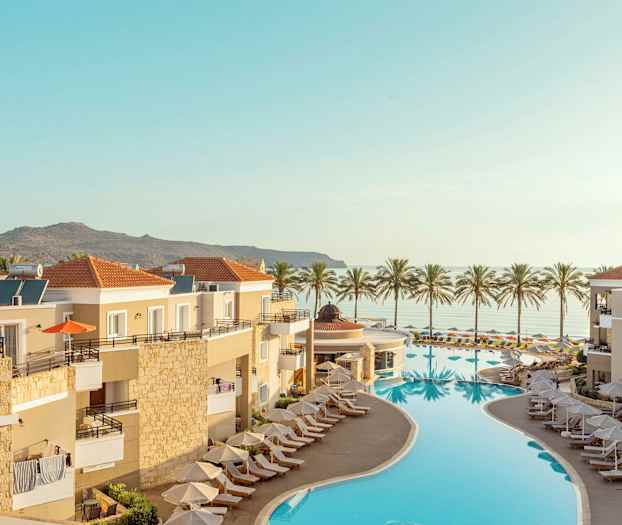 Lomakeskuksen yleisnäkymä, jossa on uima-allas ja aurinkotuoleja, taustalla merinäköala ja palmuja. (Tekoälyn luoma teksti)