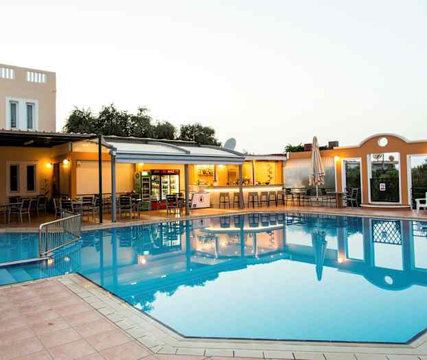 Ulkouima-allas hotellin yhteydessä, viereisellä baarilla ja istuinryhmillä. (Tekoälyn luoma teksti)