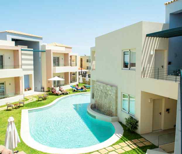 Hotellialue, jossa uima-allas ja aurinkotuoleja. (Tekoälyn luoma teksti)