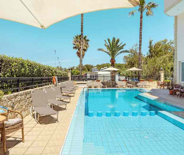 Ulkotila, jossa uima-allas, aurinkotuoleja ja varjoja. (Tekoälyn luoma teksti)