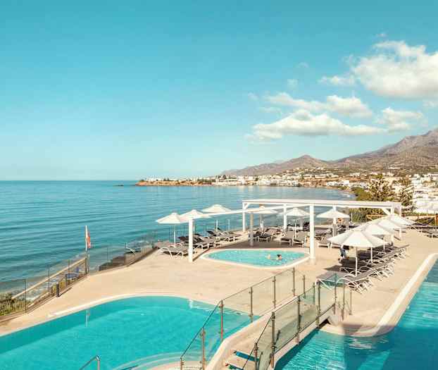 Hotellin allasalue merinäkymällä. (Tekoälyn luoma teksti)