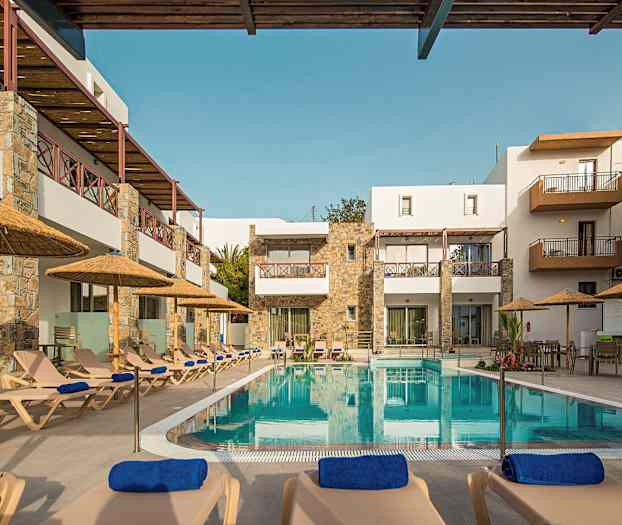 Hotellin uima-allasalue, jossa aurinkotuoleja ja aurinkovarjoja rakennuksen edessä. (Tekoälyn luoma teksti)