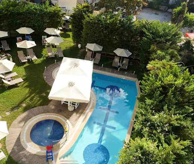 Ulkouima-allas, aurinkotuoleja ja varjoja vehreyden keskellä. (Tekoälyn luoma teksti)