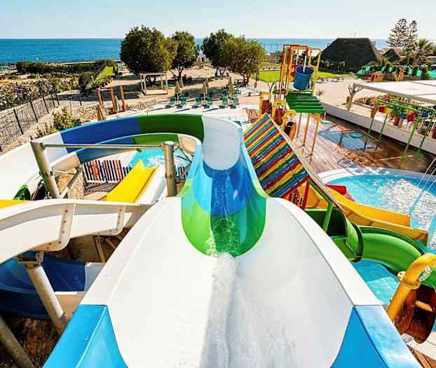 Vesiliukumäkiä ja allasalue, taustalla meri. (Tekoälyn luoma teksti)